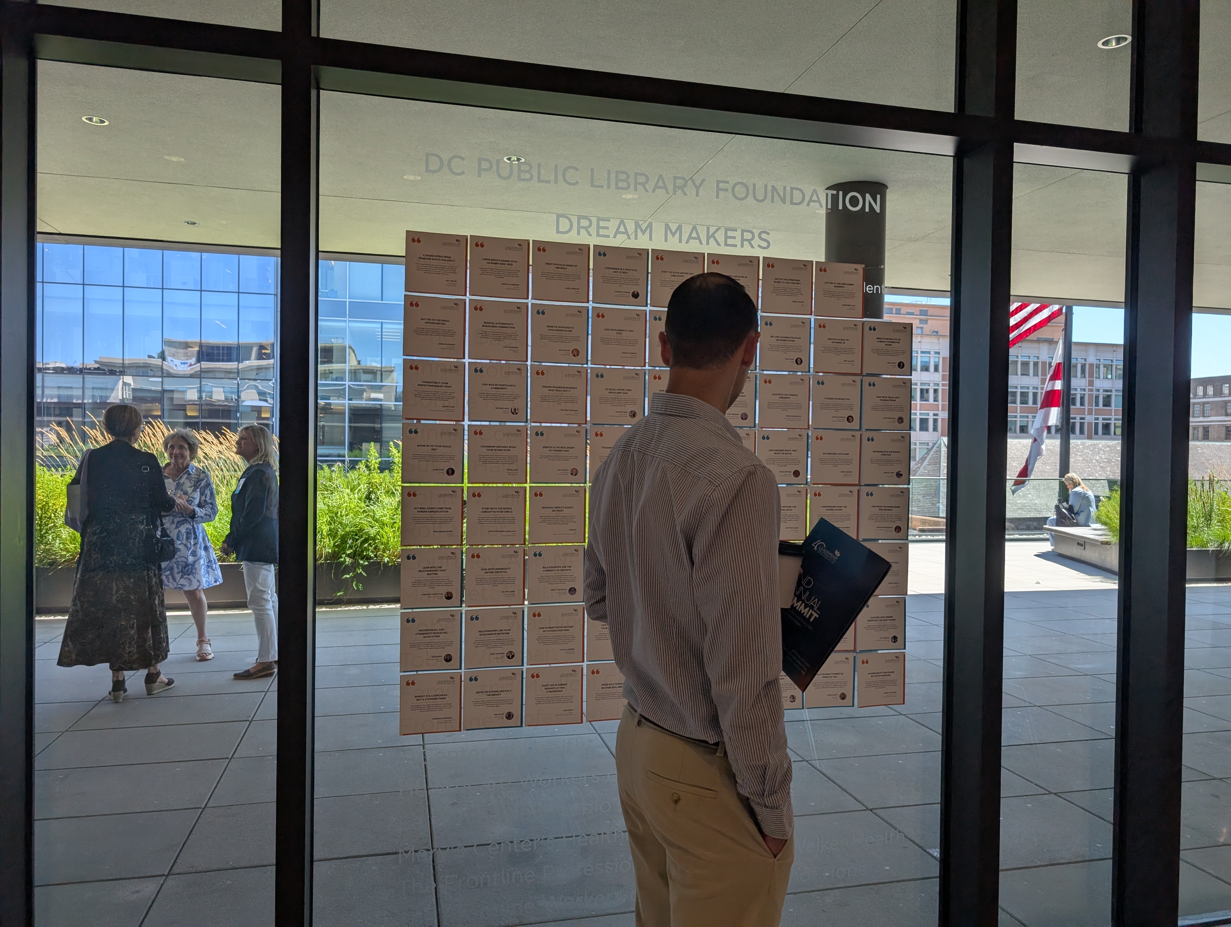 LGW thread-connected story wall